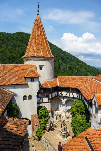 Rumania, Bran 16 julio, 2014: Los turistas admiran el Castillo de Bran también conocido como Castillo de Drácula cerca de Brasov, Rumania . —  Fotos de Stock