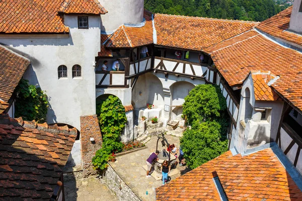 Romania, Bran 16 luglio 2014: I turisti ammirano il Castello di Bran conosciuto anche come Castello di Dracula vicino Brasov, Romania . — Foto Stock