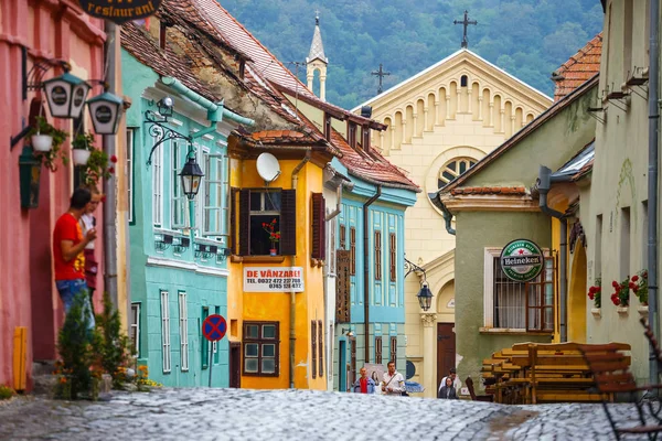 SIGHISOARA, ROMANIA - JULY 17: Walking in historic town Sighisoara on July 17, 2014. City in which was born Vlad Tepes, Dracula — Stock Photo, Image