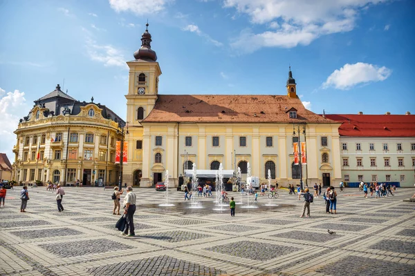 Sibiu, Rumania - 19 de julio de 2014: Plaza de la Ciudad Vieja en el centro histórico de Sibiu fue construido en el siglo XIV, Rumania —  Fotos de Stock