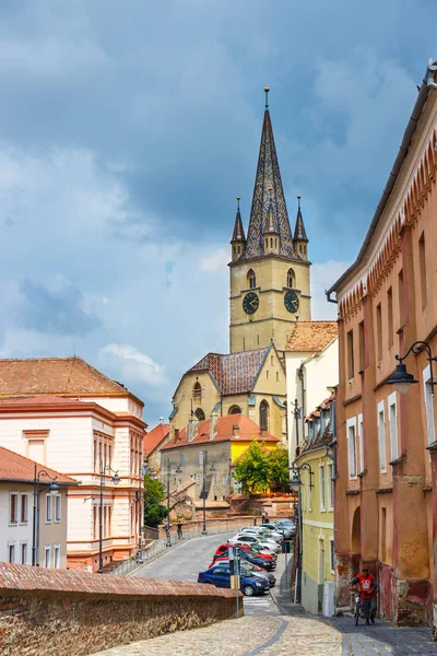 Sibiu, Rumänien - 19. Juli 2014: Altstadtplatz im historischen Zentrum von Sibiu wurde im 14. Jahrhundert erbaut, Rumänien — Stockfoto
