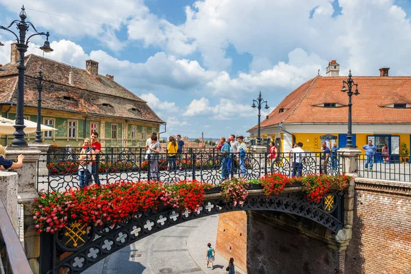 Sibiu, Rumänien - 19 juli 2014: gamla torget i den historiska centrum av sibiu byggdes på 1300-talet, Rumänien — Stockfoto