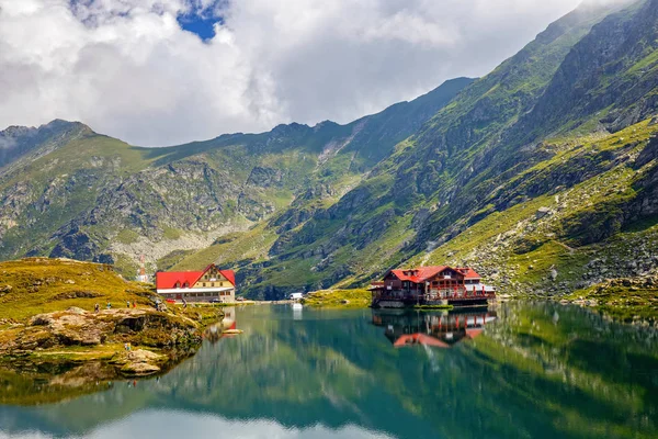 Balea Lake, Rumänien - 21 juli, 2014: oidentifierade turister njuta av sevärdheterna i Balea Lake på 2 034 m höjd i Făgăraş bergen, Rumänien. — Stockfoto