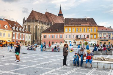 Brasov, Romanya - 15 Temmuz 2014: Brasov ortaçağ şehir ana kare, Transilvanya, Romanya'nın ana turistik şehir.