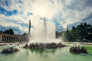 Viyana, Avusturya, 13 Ekim 2016: Dünya Savaşı çeşme ve Kahramanlar anıtı Kızıl Ordu Schwarzenbergplatz üzerinde. Kızıl Ordu asker anıtla 1945, Viyana açıldı. Avusturya