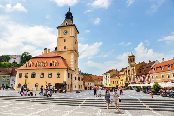 BRASOV, ROMÉNIA - 15 JULHO, 2014: A praça principal da cidade medieval de Brasov, principal cidade turística da Transilvânia, Romênia . — Fotografia de Stock