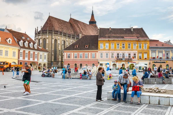 Μπρασόφ, Ρουμανία - 15 Ιουλίου 2014: Η κεντρική πλατεία της μεσαιωνικής πόλης του Brasov, κύρια τουριστική πόλη της Τρανσυλβανίας, Ρουμανίας. — Φωτογραφία Αρχείου