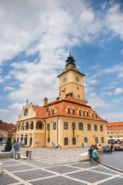 Brasov, Romanya - 15 Temmuz 2014: Brasov ortaçağ şehir ana kare, Transilvanya, Romanya'nın ana turistik şehir.