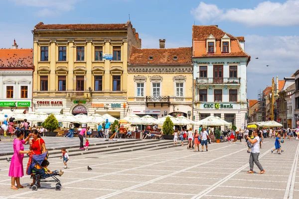 Brasov, Romanya - 15 Temmuz 2014: Brasov ortaçağ şehir ana kare, Transilvanya, Romanya'nın ana turistik şehir. — Stok fotoğraf