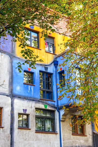 VIENA, AUSTRIA - 14 de octubre de 2016: Fachada de la casa Huntdertwarsser en Viena. La Casa Hundertwasser es uno de los edificios más visitados de Viena y se ha convertido en parte del patrimonio cultural de Austria. — Foto de Stock