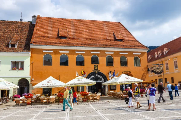 BRASOV, RUMANIA - 15 DE JULIO DE 2014: La plaza principal de la ciudad medieval de Brasov, principal ciudad turística de Transilvania, Rumania . — Foto de Stock
