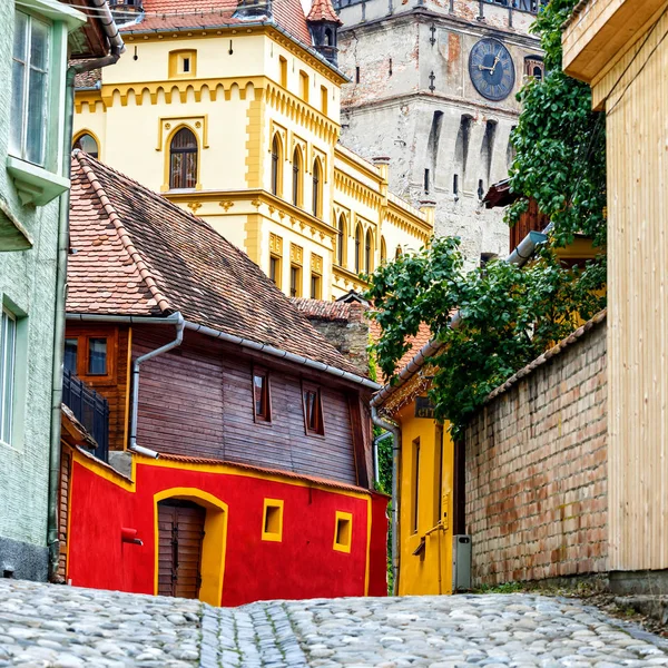 Średniowieczne street view w Sighisoara, Rumunia — Zdjęcie stockowe