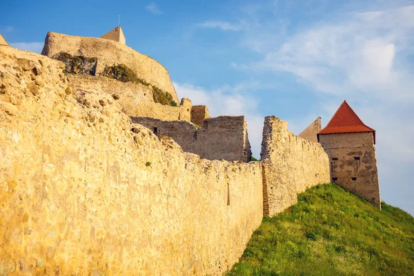 ブラショフ、ルーマニアの中世の要塞の近くの Rupea 城 — ストック写真
