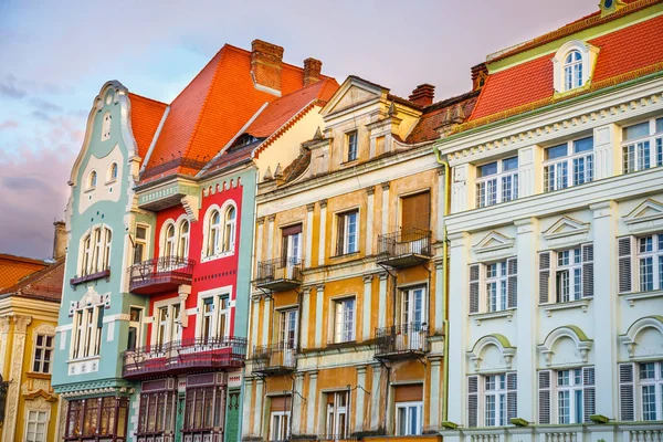 Färgglada hus i Timisoara i solnedgången, Rumänien — Stockfoto