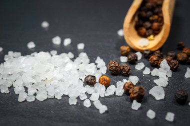 karabiber ve tuz rustik taş zemin üzerine. Havai görünümü gıda fotoğrafçılığı