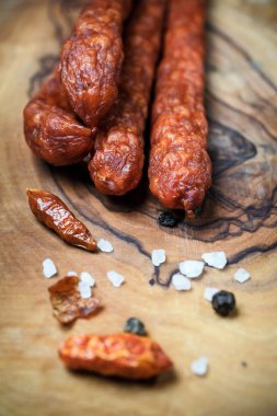 Ahşap arka plan üzerinde taze ince sosis yakın çekim