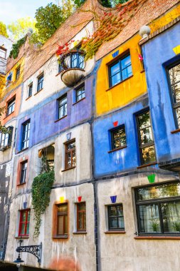 Vienna, Avusturya - 14 Ekim 2016: Huntdertwarsser cephe Viyana evde. Hundertwasser Evi Viyana'nın en çok ziyaret edilen binalardan biridir ve Avusturya'nın kültürel mirasın bir parçası haline gelmiştir