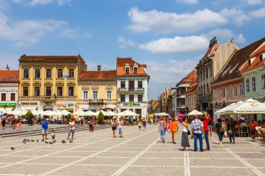 Brasov, Romanya - 15 Temmuz 2014: Brasov ortaçağ şehir ana kare, Transilvanya, Romanya'nın ana turistik şehir.