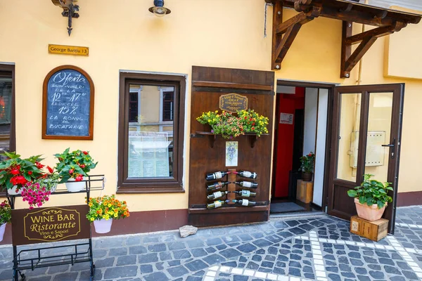 BRASOV, ROMANIA - 15 JULIO 2014: Bodega, tienda de vinos rumanos en la ciudad medieval de Brasov, principal ciudad turística de Transilvania, Rumania . — Foto de Stock