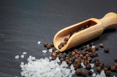 karabiber ve tuz rustik taş zemin üzerine. Havai görünümü gıda fotoğrafçılığı
