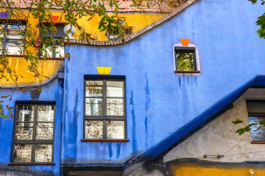 Vienna, Avusturya - 14 Ekim 2016: Huntdertwarsser cephe Viyana evde. Hundertwasser Evi Viyana'nın en çok ziyaret edilen binalardan biridir ve Avusturya'nın kültürel mirasın bir parçası haline gelmiştir