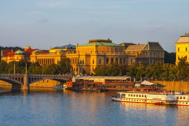 Prague, Çek Cumhuriyeti, 19 Eylül 2011: akşam görünümü Prag tarihi merkezi Nehri Vltava, Çekya yukarıda üzerinde