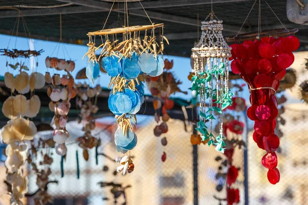 Trh s ručně vyráběné keramické suvenýry na prodej na ostrově Kréta — Stock fotografie