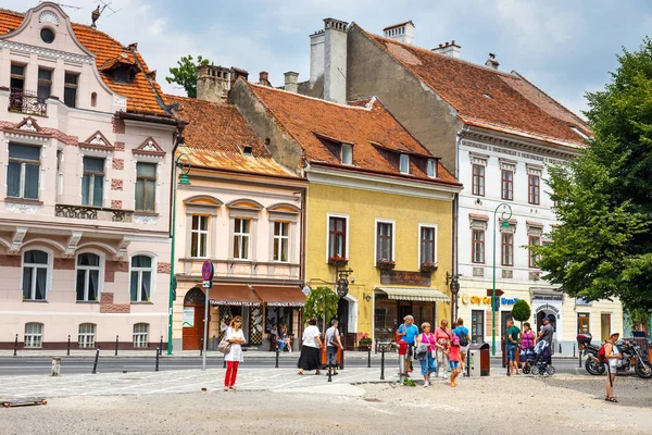 BRASOV, RUMANIA - 15 DE JULIO DE 2014: La plaza principal de la ciudad medieval de Brasov, principal ciudad turística de Transilvania, Rumania . — Foto de Stock