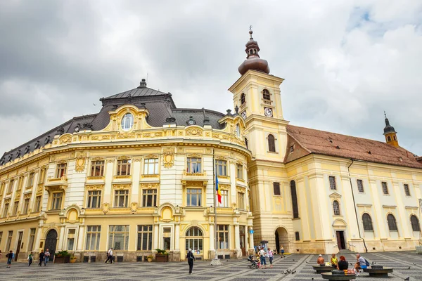 Sibiu, Rumunia - 19 lipca 2014: rynek Starego Miasta w zabytkowym centrum sibiu został zbudowany w XIV wieku, Rumunia — Zdjęcie stockowe
