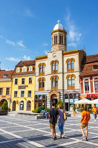 Brasov, Rumunia - 15 lipca 2014: główny plac miasta średniowiecznego miasta Braszów, głównych miast turystycznych w regionie Transylwania, Rumunia. — Zdjęcie stockowe