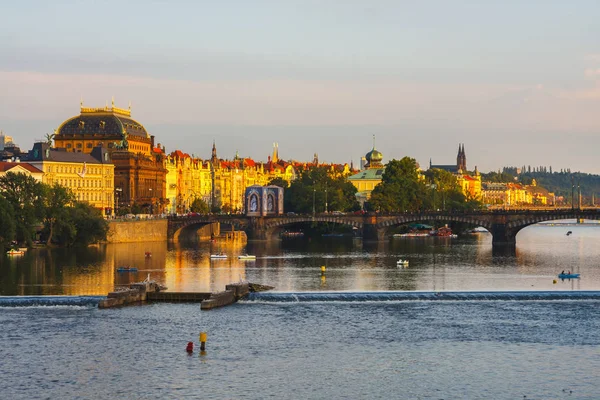 布拉格，捷克共和国，2011 年 9 月 19 日︰ 晚上观以上河伏尔塔瓦河，德意志布拉格历史中心 — 图库照片