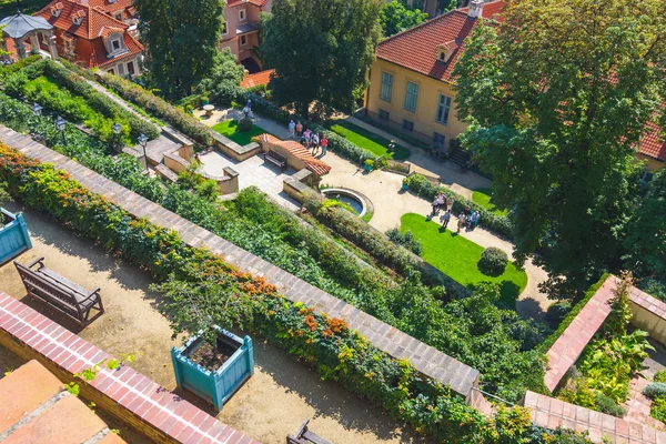 Prague, Cseh Köztársaság - 2011. augusztus 20.: azonosítatlan ember látogat el a híres kertben, a prágai vár, Cseh Köztársaság — Stock Fotó