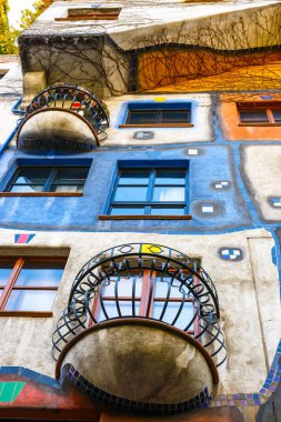 Vienna, Avusturya - 14 Ekim 2016: Huntdertwarsser cephe Viyana evde. Hundertwasser Evi Viyana'nın en çok ziyaret edilen binalardan biridir ve Avusturya'nın kültürel mirasın bir parçası haline gelmiştir