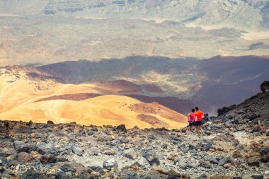 El Teide, Tenerife, 06 Haziran 2015: Kimliği belirsiz kişi çalışır El Teide yanardağı, Tenerife, İspanya en baştan