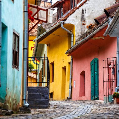 Ortaçağ sokak görünümü Sighisoara, Romanya