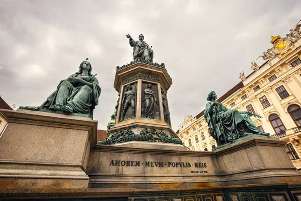 Monumento ao Imperador Francisco I da Áustria no palácio de Hofburg em Viena, Áustria — Fotografia de Stock