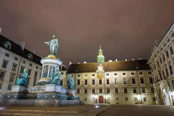 Voto nocturno de Monumento al Emperador Francisco I de Austria en el Burghof Interior en Viena, Austria — Foto de Stock