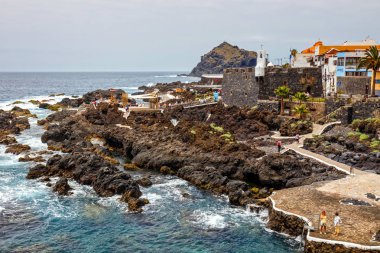 Garachico, Tenerife Adası, İspanya, 08 Haziran 2015: doğal volkanik havuzlar ziyaret turist Garachico, Tenerife Adası, Kanarya, İspanya tarafından