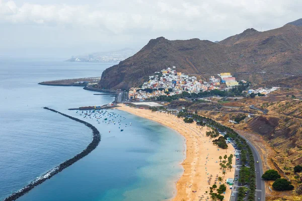 Vista aérea na praia de Teresitas perto de Santa Cruz, Tenerife, Ilhas Canárias, Espanha — Fotografia de Stock