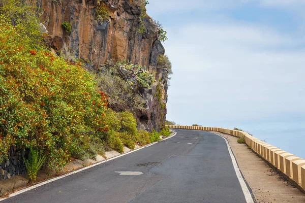 Gefährliche Route in der Nähe des Leuchtturms Punto Teno, Teneriffa, Spanien — Stockfoto