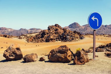 Yol işareti El Teide yanardağı Tenerife, Kanarya Adaları, İspanya yakınındaki 