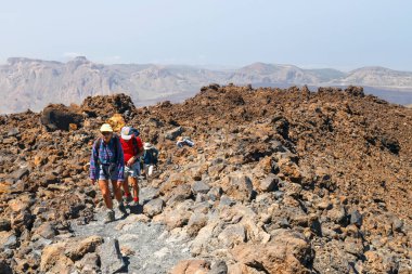 El Teide, Tenerife, 06 Haziran 2015: Tanımlanamayan turist El Teide yanardağı, Tenerife, İspanya üstünde yürüyor