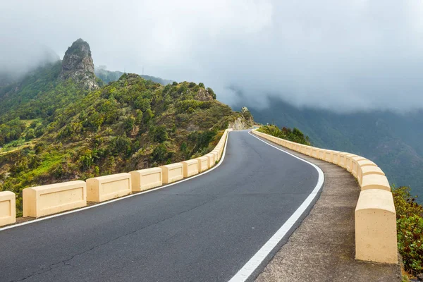 Route sinueuse et étroite dans les montagnes d'Anaga, Tenerife, Espagne, Europe — Photo