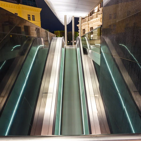 Escada rolante em movimento à noite, exposição de longa data — Fotografia de Stock