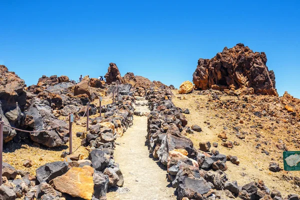 El Teide, Tenerife, 06 de junho de 2015: Turistas não identificados estão caminhando no topo do Vulcão El Teide, Tenerife, Espanha — Fotografia de Stock