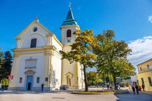 비엔나, 오스트리아-15 10 월 2016: Tousists 방문 비엔나, 오스트리아에 Kahlenberg에서 세인트 Josefskirche — 스톡 사진