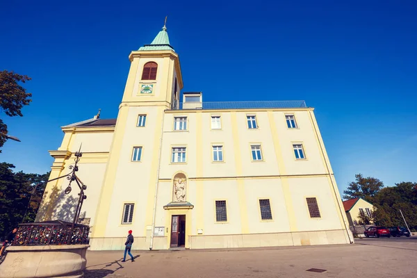 Vienna, Austria - 15 ottobre 2016: I turisti visitano St. Josefskirche a Kahlenberg a Vienna, Austria — Foto Stock