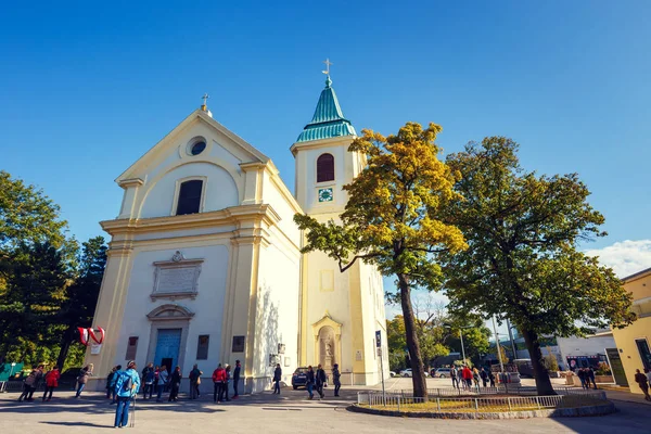 Vienna, Austria - 15 ottobre 2016: I turisti visitano St. Josefskirche a Kahlenberg a Vienna, Austria — Foto Stock