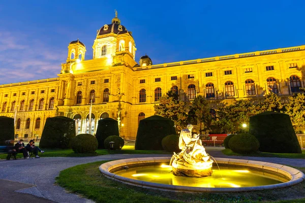 Wien, Österreich - 15. Oktober 2016: Nachtaufnahme des berühmten Naturkundemuseums mit Park in Wien, Österreich — Stockfoto