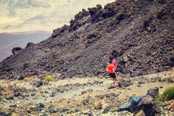 Эль Тейде, Тенерифе, 6 июня 2015 г.: Неизвестные бегут с вершины вулкана Эль Тейде, Тенерифе, Испания — стоковое фото